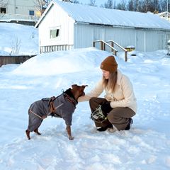 Anne Sørensen og hunden Floke.