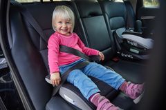 Eksempel på feilsikring: Barnet har bilbeltet under armen, og er for liten til å sitte på bilpute.