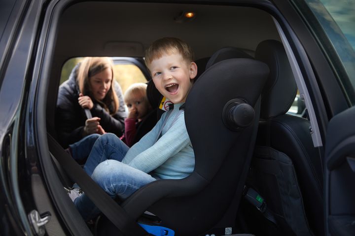 Det er viktig at barna sikres riktig i bil.