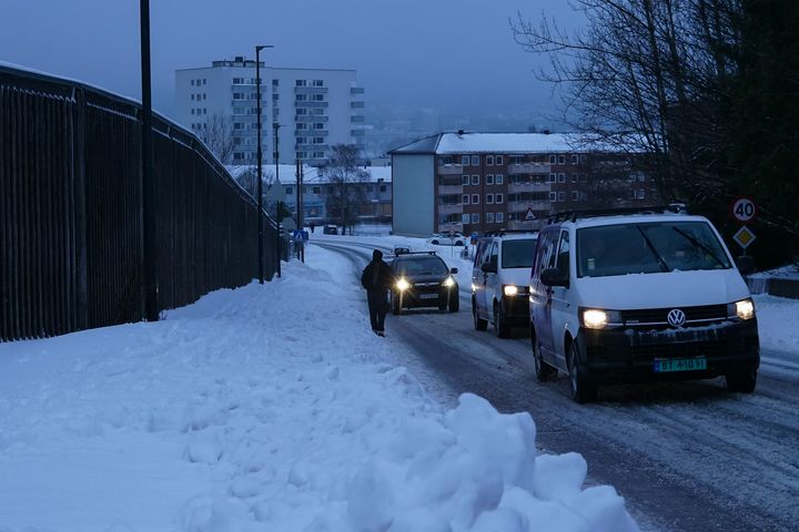 Det blir trangt om plassen i veibanen i snøkaoset.