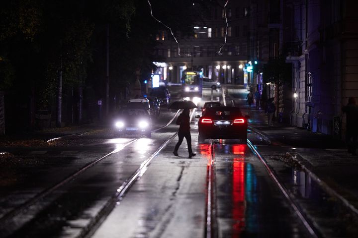 Det er ekstra vanskelig å se myke trafikanter i mørket og regnvær.
