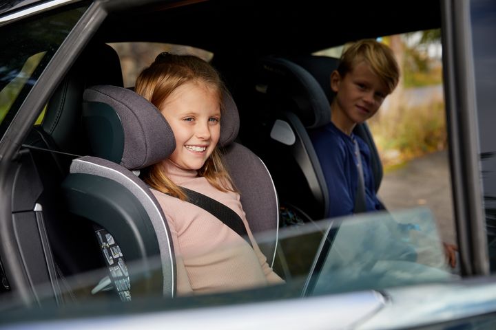 Foreldre må la barna sitte i beltestolen lengst mulig