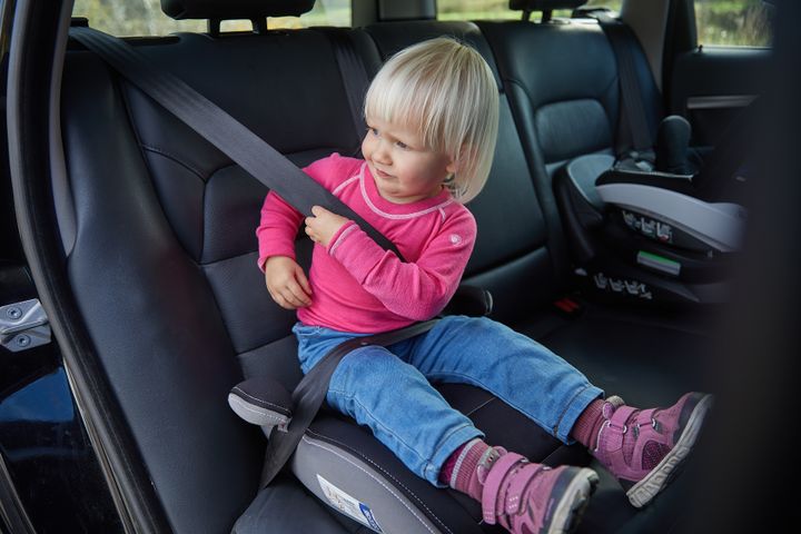 For mange barn sitter feilsikret i bilen i dag.