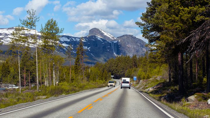 Forvent store variasjoner i kjøreforholdene nå som vinteren ikke helt har sluppet taket alle steder.