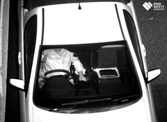 Her er det tydelig at fører ikke har tatt på seg bilbelte.