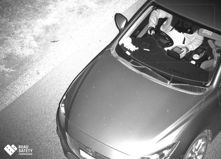 Fotoboksen viser tydelig at føreren bruker håndholdt skjerm. Vinkelen på fotoboksen gjør det langt enklere å fange opp brukere som har mobiltelefonen i fanget mens de kjører.