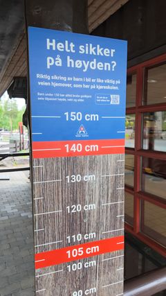 Helt sikker? I Hunderfossen kan du måle høyden din på slike rundt om kring i parken