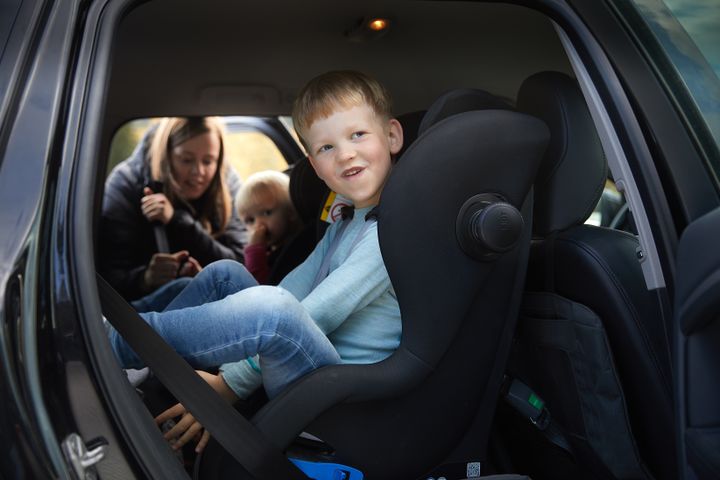 Foreldre er usikre på hva som er riktig sikring av barn i bil.