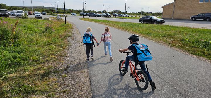 Barn på fots og sykkel i Sør-Varanger på vei til skolen.