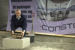 Asbjørn Lilletun, administrerende direktør i Norinnova legger ned grunnsteinen