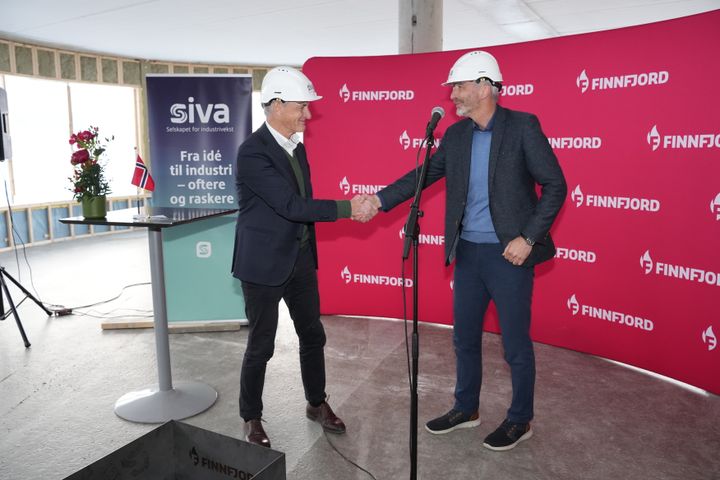 Statsminister Jonas Gahr Støre og administrerende direktør Jan Morten Ertsaas i Siva SF på grunnsteinsnedleggelse hos Finnfjord AS.