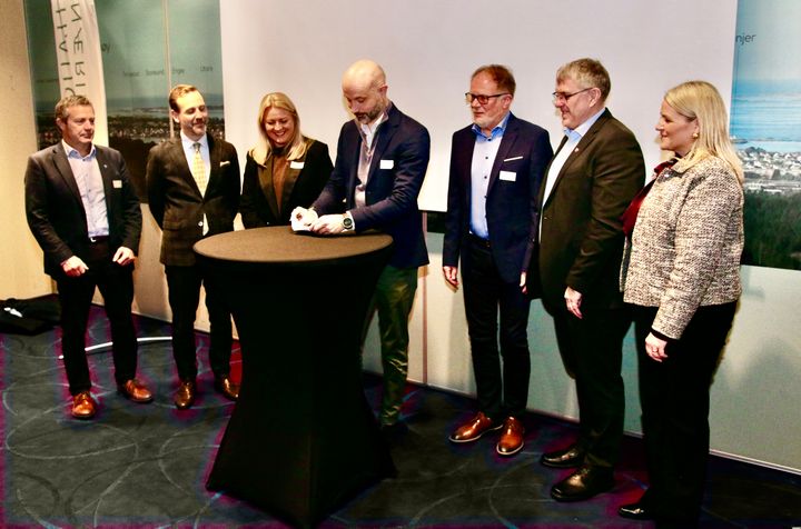 Steinar Jørstad fra Siva signerer avtale med ordførerne i eierkommunene til Haugaland Næringspark. F.v.: Egil Våge (Bokn), Nils Konrad Bua (Haugesund), Monika Lindanger (Tysvær), Leiv Arne Marhaug (Karmøy), Ole Johan Vierdal (Vindafjord) med daglig leder i Haugaland Næringspark, Tiril Fjeld.