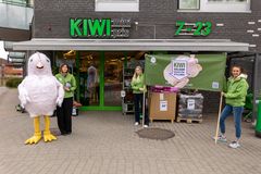 Dyrevernalliansens maskot Jesper, kommunikasjonsleder Live Kleveland, organisasjonskonsulent Anine Austvold og veterinær Hanne Haugvaldstad protesterer mot Kiwis salg av kyllingrasen Ross 308.