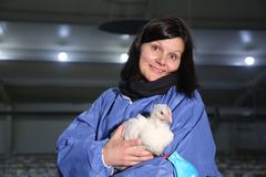 Kommunikasjonsleder i Dyrevernalliansen Live Kleveland med en sakterevoksende kylling av rasen Hubbard JA787