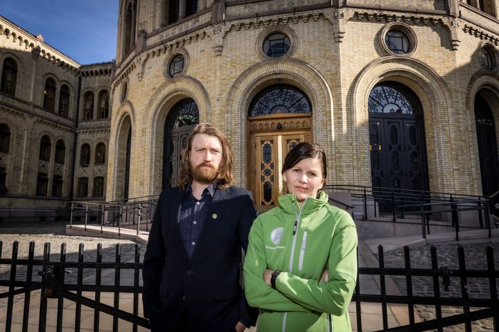 Politisk seniorrådgiver i Dyrevernalliansen, Christian Danielsen og kommunikasjonsleder Live Kleveland, foran Stortinget.