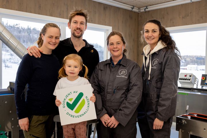 Vilde og Sivert Johnsen, med deres datter, og veterinærer fra Dyrevernalliansen, Linn Merete Jonstang og Hanne Haugvaldstad.