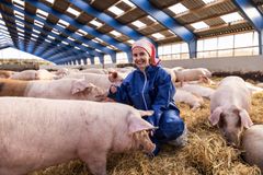 Veterinær og talsperson i Dyrevernalliansen, Helle Haukvik på besøk hos Hobberstad.