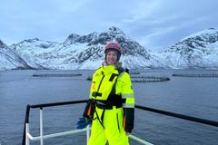 Veterinær i Dyrevernalliansen, Céline Løstegård på besøk hos Lerøy Aurora.