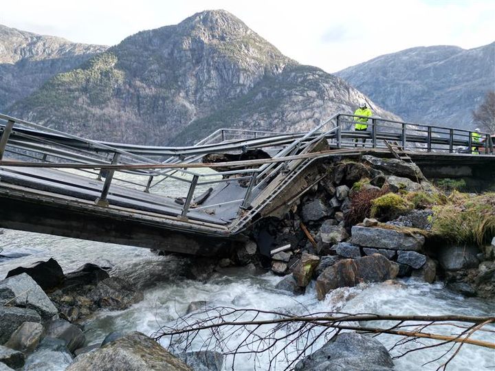 Bildet viser ei øydelagt bru