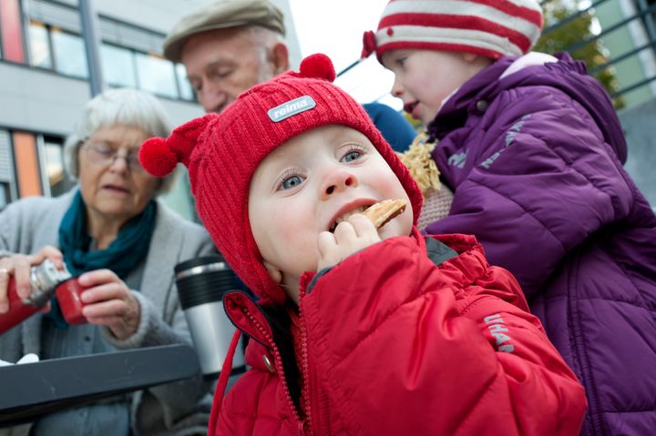 Bilde av to barn og to eldre mennesker på en benk