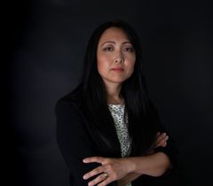 Tove Holst Skyer kledd i sort med armene i kors.