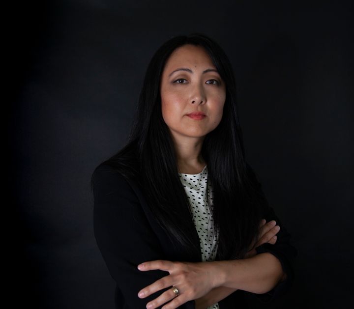 Tove Holst Skyer kledd i sort med armene i kors.