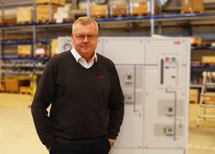 Gøran Salomonsen er daglig leder for Electrification i ABB Norge, og står i fabrikken i Skien