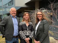 Prisvinner med leder i Skolelederforbundet Mona Søbyskogen og nestleder Robert Flataas,