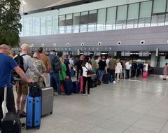 Vet du hva du har krav på hvis flyet ditt blir forsinket eller kansellert? Foto: Frende Forsikring.