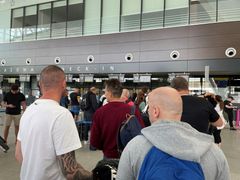 Mange møter kjedelige forsinkelser på flyplassene i sommer. Foto: Frende Forsikring.