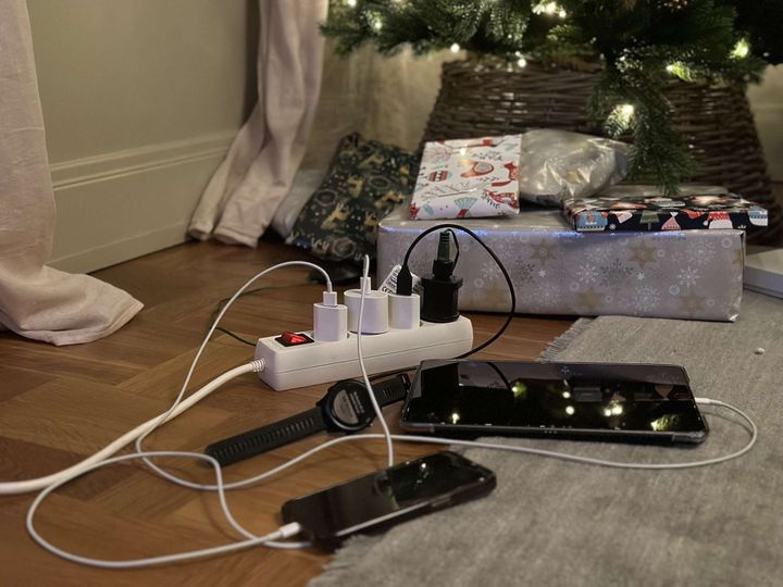 Telefon, klokke og nettbrett på lading samtidig med skjøteledning. Ikke gjør det når du skal sove.
