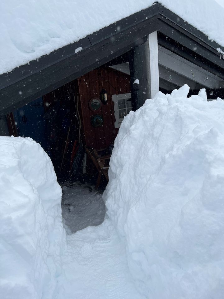 Når du måker hyttetaket må du ikke velte snøen ned foran inngangsdøren. Måk vei nok til at du enkelt kommer deg ut hvis du trenger døren som rømningsvei.