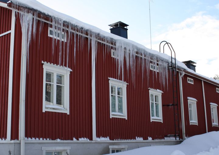 Når istapper som dette raser, kan det gjøre stor skade på forbipasserende.