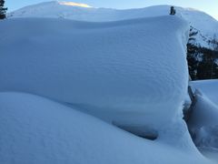 Det er faktisk en hytte under snømengdene her. Den må graves frem.