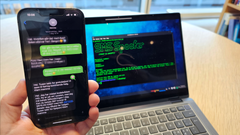 Tror du begge meldingene på denne mobilen kommer fra mamma? I bakgrunnen ser du den enkle programvaren som er brukt for å sende den falske av dem.