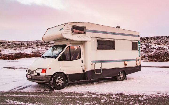 Ser du til bobilen din jevnlig om vinteren? Det kan oppstå mange skader, selv om den står i ro.