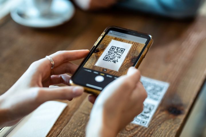 Slik beskytter du deg mot QR-svindel. En person scanner en QR-kode med telefonen sin. Illustrasjonsfoto.