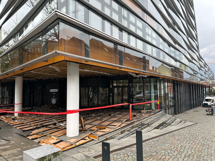 Selv ikke Frendes eget hovedkontor slapp unna stormens herjinger. Taket foran inngangspartiet på Jonsvollskvartalet i Bergen sentrum har falt ned i natt.
