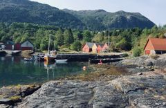 Også naust og båter har vært ute i hardt vær i helga. Se til dem så kjapt som mulig.