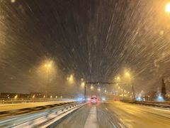 Sludd, mørke og lavere temperaturer fører til bilsmeller på feil dekk hvert år.