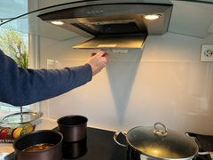 Kjøkkenvifta samler opp fett etter matlagingen. Derfor må du huske å vaske den regelmessig.
