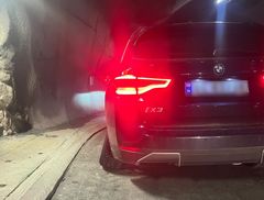 Hvis boltene er løse kan dette skje. Her falt ikke hjulet av, og bilisten fikk kjørt inn til siden.