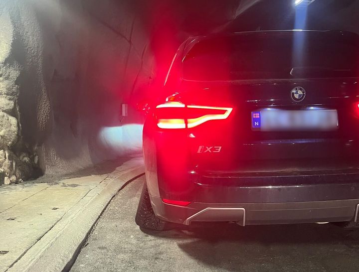 Hvis boltene er løse kan dette skje. Her falt ikke hjulet av, og bilisten fikk kjørt inn til siden.