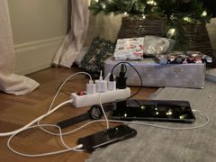 Telefon, klokke og nettbrett på lading samtidig med skjøteledning. Ikke gjør det når du skal sove.