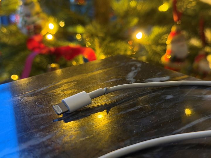 Hvis du har en slik ladekabel i hus, bør den ikke brukes.