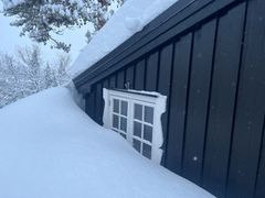 Vinduene på hytta er en viktig rømningsvei hvis det begynner å brenne, men du kommer deg ikke ut hvis vinduene er dekket med snø.