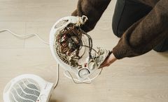 Små vifteovner velter lett. Denne ble liggende mot gulvet, ble overopphetet og startet en boligbrann.