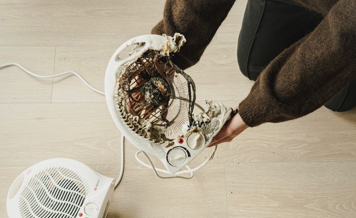 Små vifteovner velter lett. Denne ble liggende mot gulvet, ble overopphetet og startet en boligbrann.