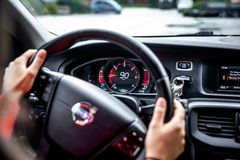 Mange tror at speedometeret alltid ligger ti kilometer over den faktiske farten. Det stemmer ikke, sier bilekspert.