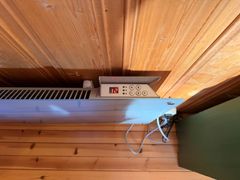 Ha litt varme på i rom med vannrør. 10-12 grader er anbefalingen.